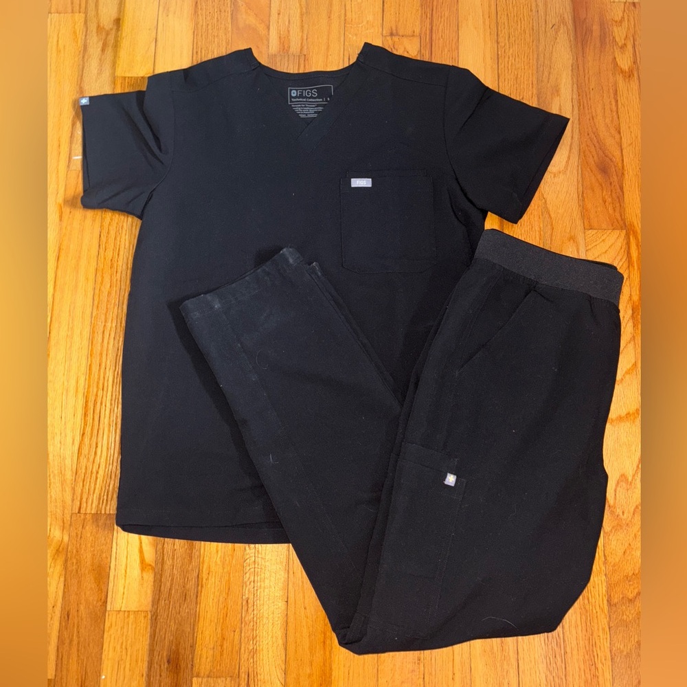 Figs Scrubs Set Small Top Medium Cargo Pants Black